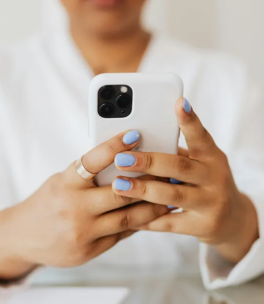 Women messaging live chat agent